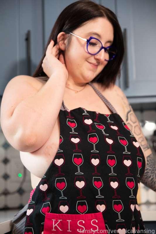 I made you cookies.  Any idea where we can get some milk from? #milkies #bittits #curvy #milf #mommymilkers