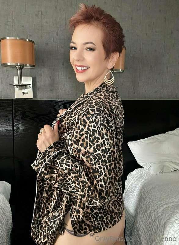 **Naughty milfy cougar** *is ready for some playtime* 😈 **Sh..