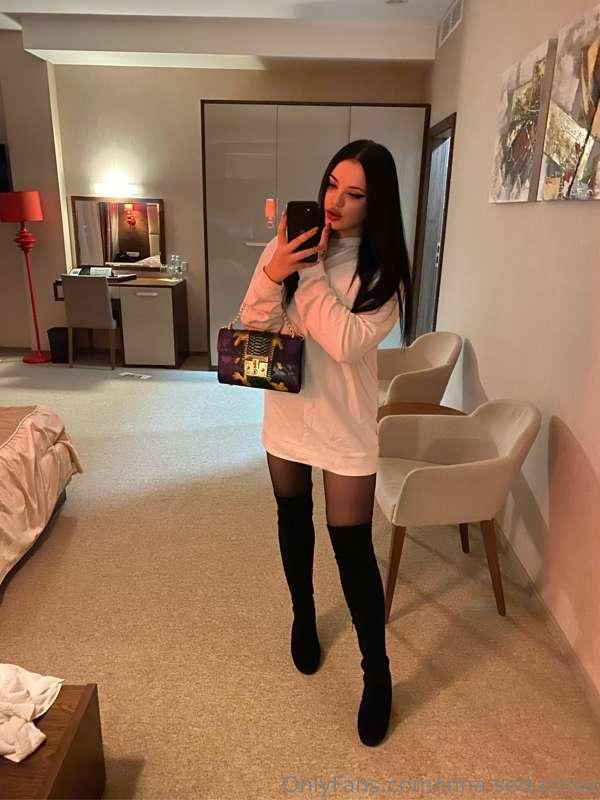 I'm trying on a look for a bar date with a friend.👯‍♀️ Do yo..
