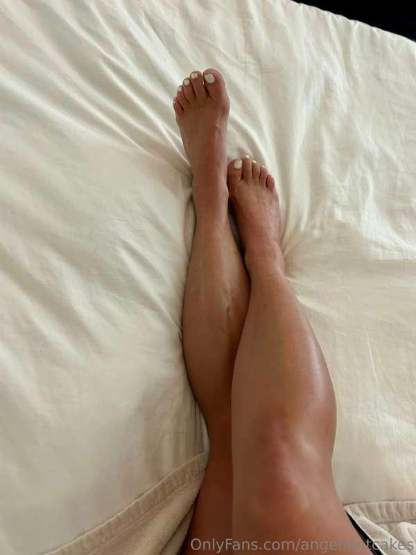 My legs look like glass with my new body oil, won’t you come..