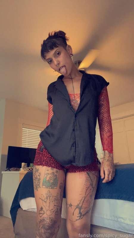 I’m on a little weekend getaway for pride weekend 🏳️‍🌈 here’s my first going out outfit from last night, wish I got a pic of my ass in these shorts but I forgot 😫