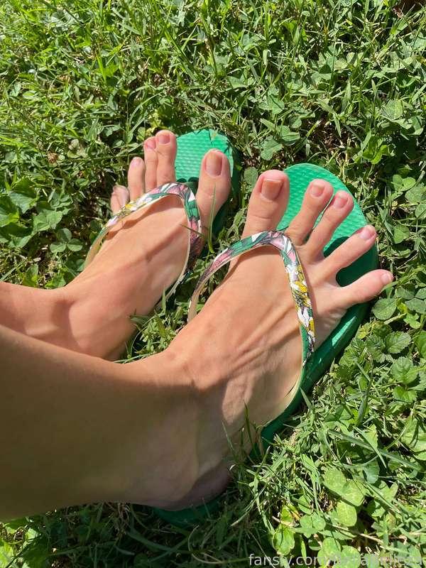 Bare toes and Flipflops! Probably going to repaint them today or tomorrow 💖 are you a fan of bare nails?

#feet #foot #footfetish #longtoes #toes #flipflops #sandals #bare #barenails #skinny #veins #long #prettyfeet #pretty #outdoors #sexy #hot #fyp #bellabelleza