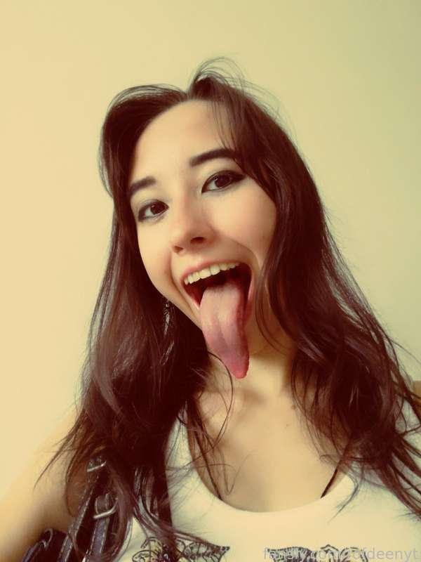 😛

#fyp
#rofdeenyt #sexy #fetish
#tongue #longtongue #bigtongue #tonguefetish 
#lips 
#makeup
#mouth