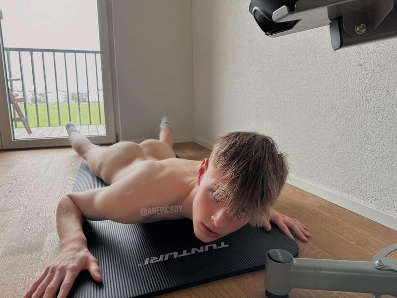 Doing fitness naked in my room 👀