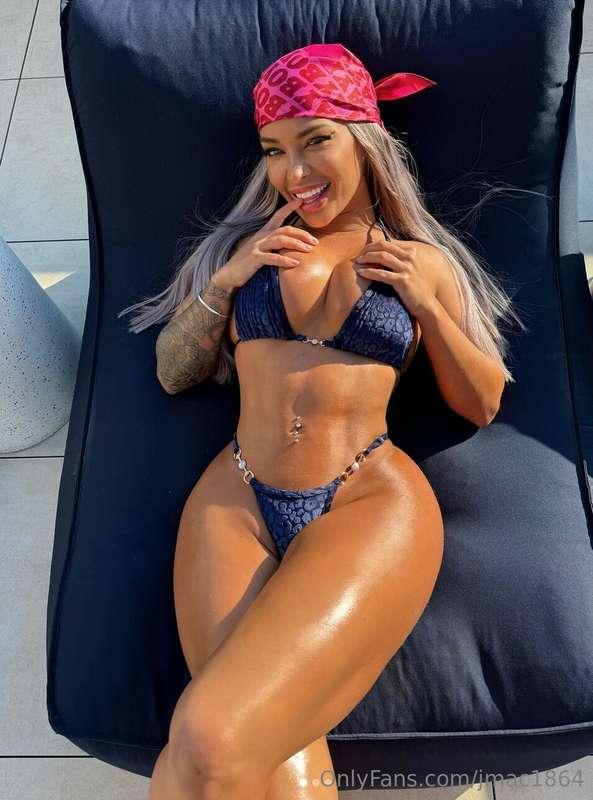 CANT BELIEVE I GOT TO FUCK THESE TWO SMOKE SHOWS....ELLE BRO..