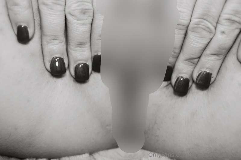 Who wants to see my wet tiny MILF pussy??