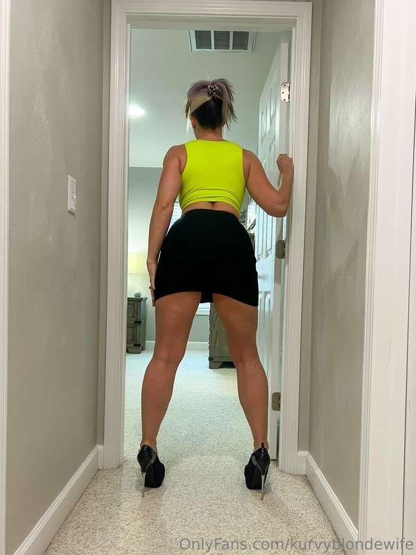 kurvyblondewife image #1