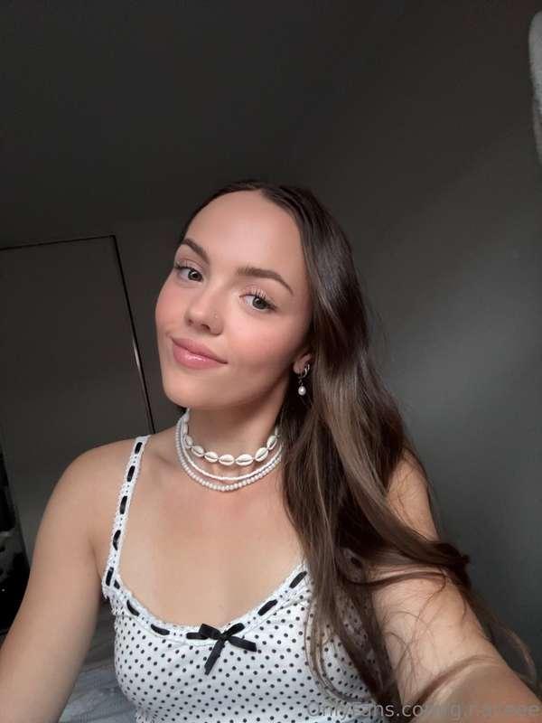 I'll give you a kiss if you can guess what im thinking 💋