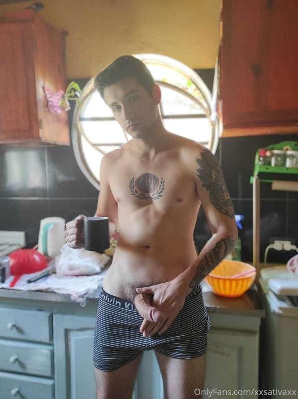 I always wake up with a hard cock 🍌😈