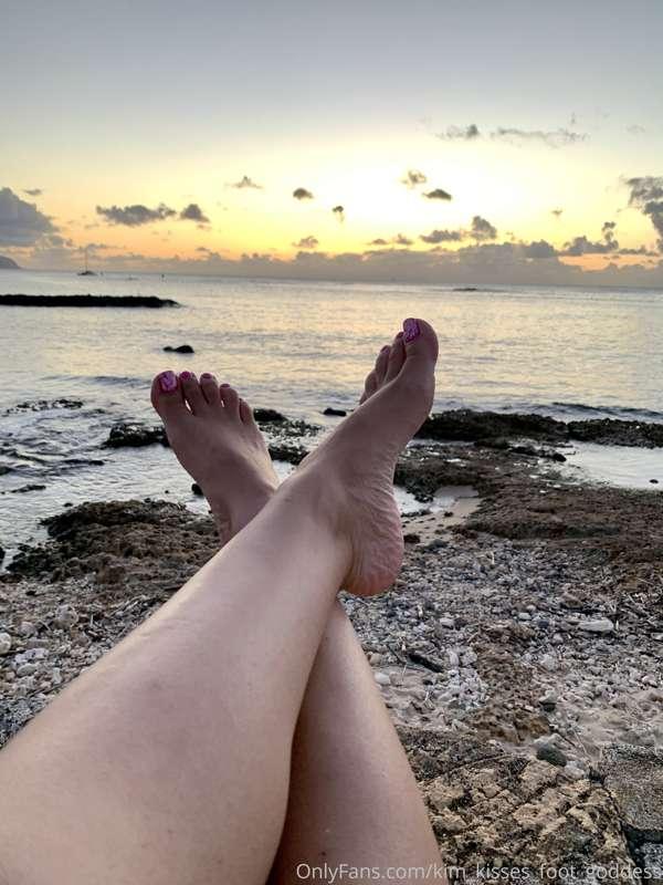 kim_kisses_foot_goddess image #3