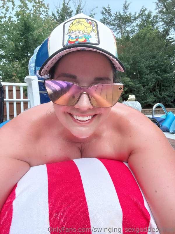 Working on my tan lines! Should I show them off…? 👙 ☀️💦