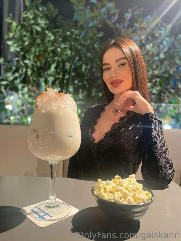 popcorn, a cocktail, what better way to watch a movie? 😏 Can..