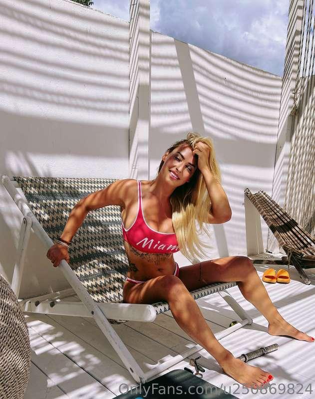 Good Morning from paradise. Do you like to tan with me?