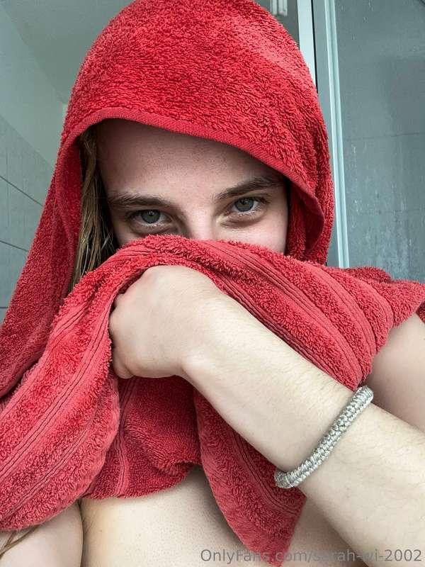 fresh out off the showerr 🙈 it's a bit cold without a shirt...