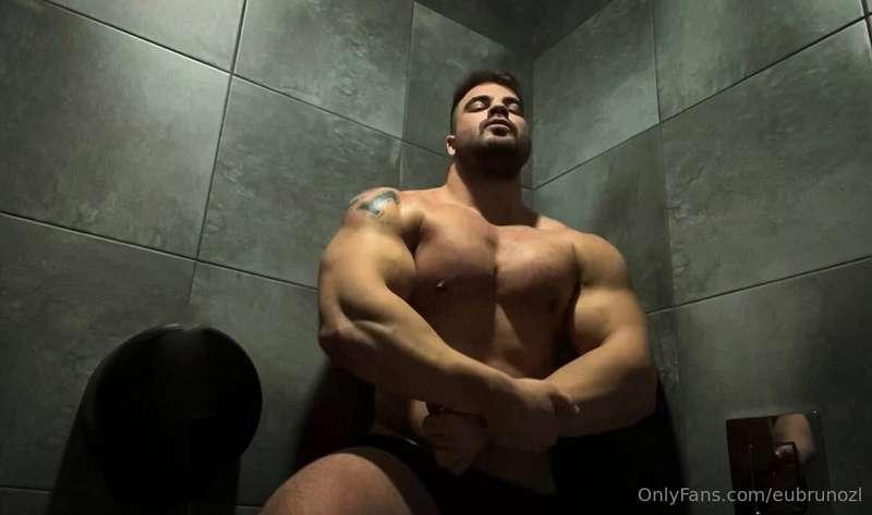 ▫️Handsome, straight bodybuilder 6’2“/246 27 years I am avai..