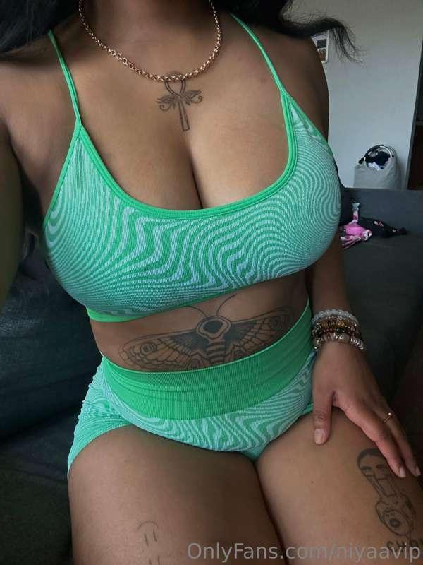 do you like my outfit for today? 💚🥝