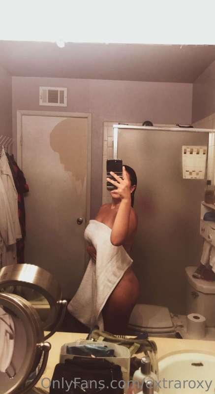 I just posted a full nude mirror pic on @babyyroxy come see ..