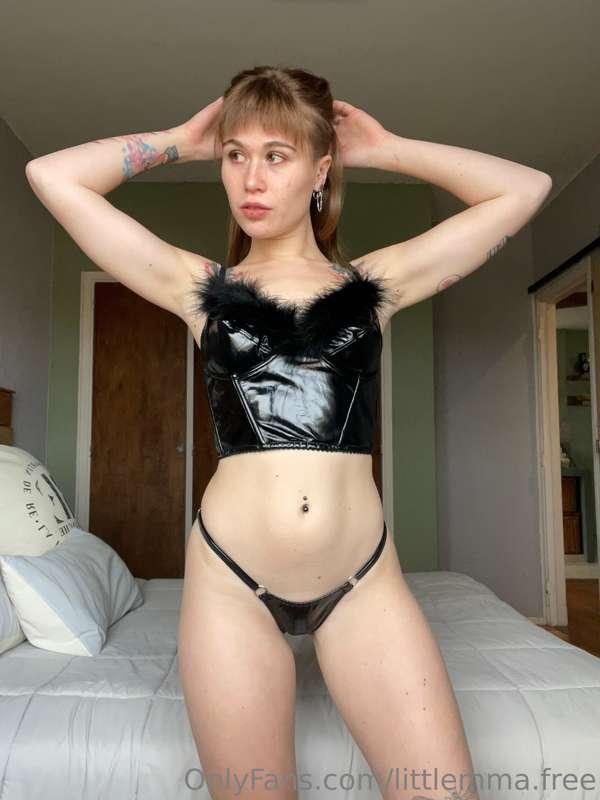 Do you wanna see more? 🥰 Text me now! 😈