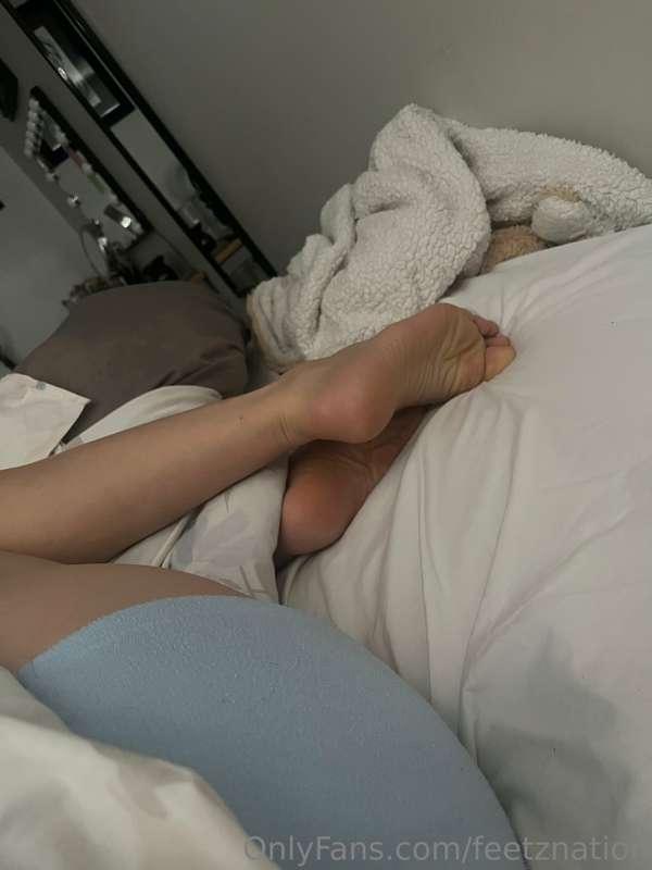 Morning foot kisses please and thanks 😌