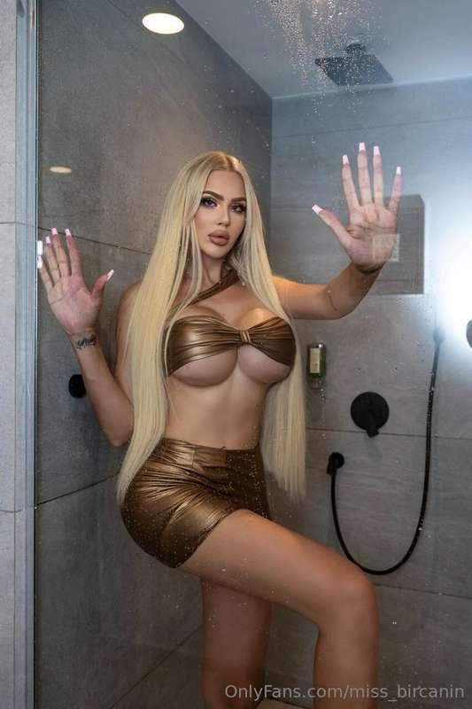 Gold, blonde with sexy vibes 💛