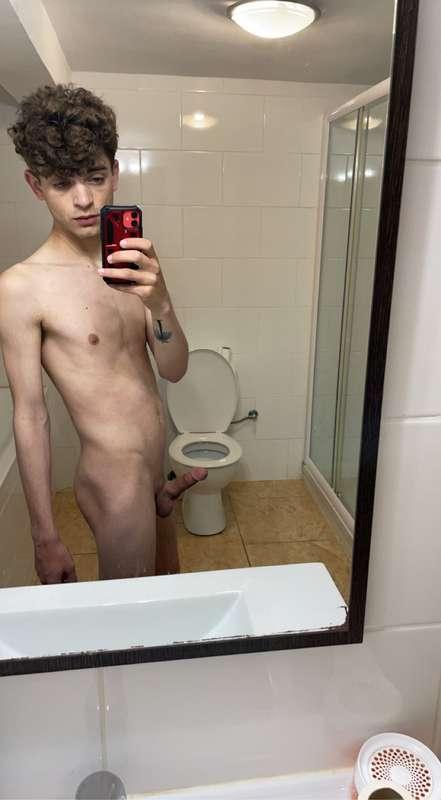 One of the last nudes I took before leaving Spain! Had an ab..