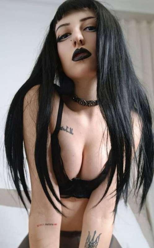 The hottest goth girl @angelinadark🌶just started her sex lif..