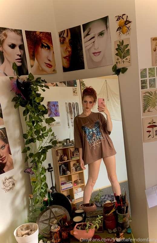 Guess what I’m hiding under my shirt for you 😗

@thefemdomfa..