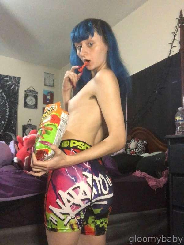 all bi girls do is eat hot chip, lie, and masturbate