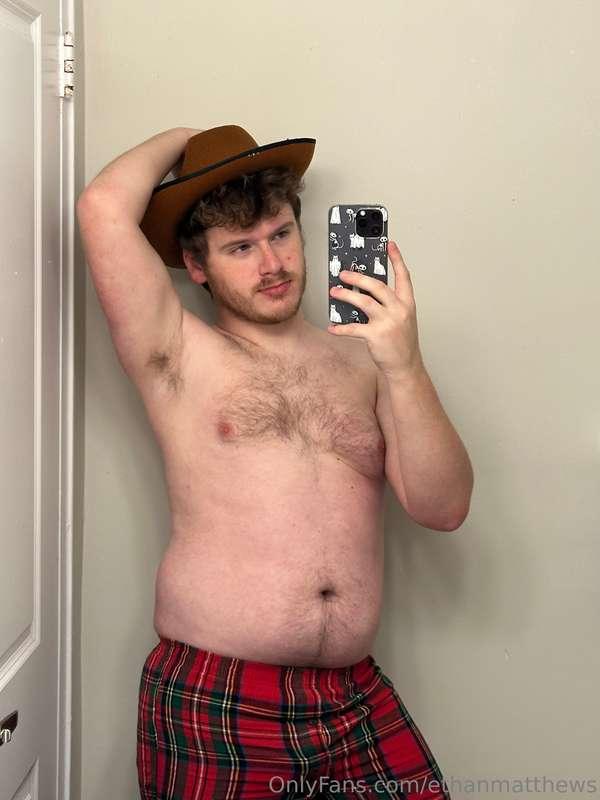 Okay fine, some more cowboy hat pics 🤭🤠🐄