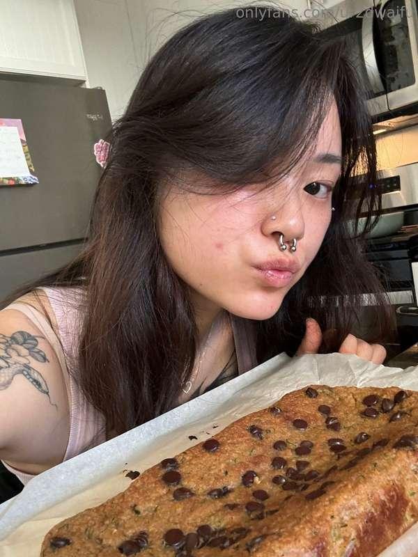omg ignore my dry ass lips made some yummy zucchini bread an..