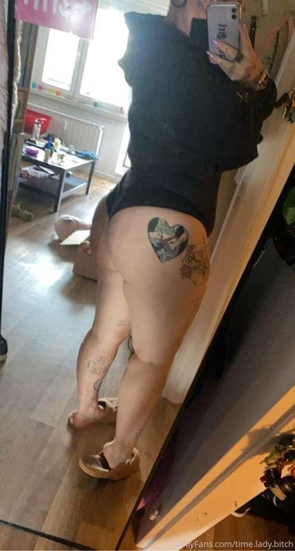 I think I will do a mixture of naughty pictures and an art i..