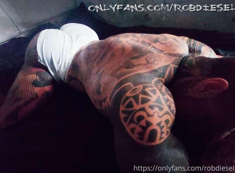 Brand new photos in my bed!!! Also did a dirty 20min long vi..