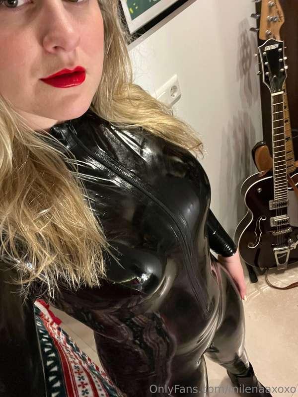 🇳🇱 Mij in Latex of de Gitaar?😳

🇬🇧🇺🇸 Me in Latex or the Guit..