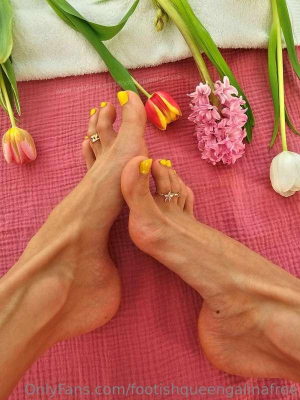 A close up on my yellow toes and some of my favorite flowers..