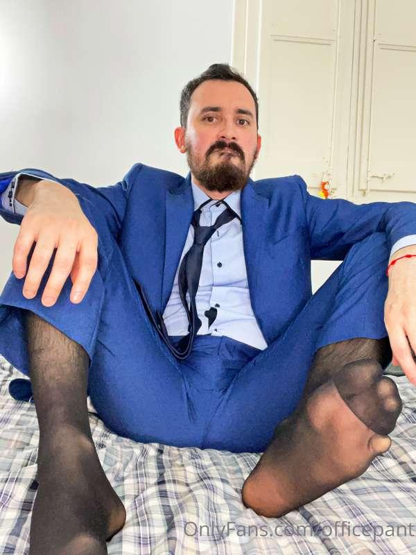 🇺🇸 • After office, tired, but also very horny. Would you lik..