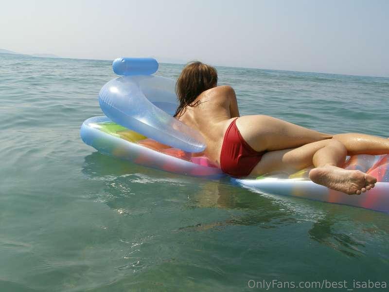 Abandoned girl on the high seas. Who will save me?