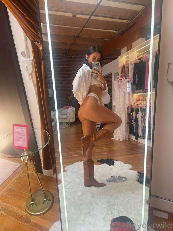 Couldn’t help but snap some more pics in this set 😋 don’t fo..
