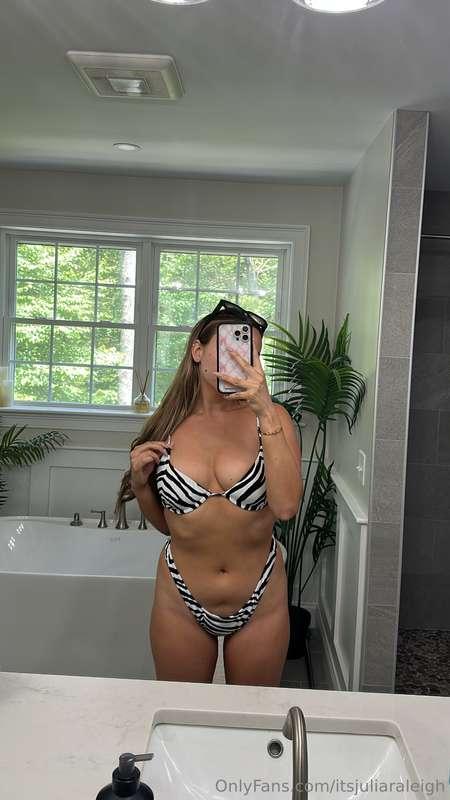 Wanna see my bikini come off??😉 Sub to my NSFW page to see🥵🔥..