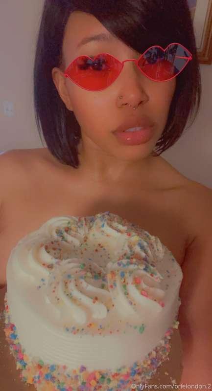 If you want to see what I did to this cake 🎂 make sure you g..