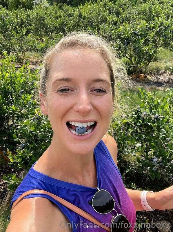 Picking bloobs 🫐 (dress courtesy of a fan 🙌🏼)