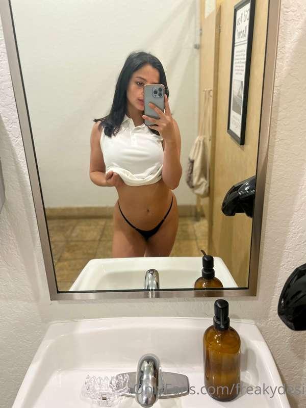 I love getting NAUGHTY in public 🤫 want to join ?
