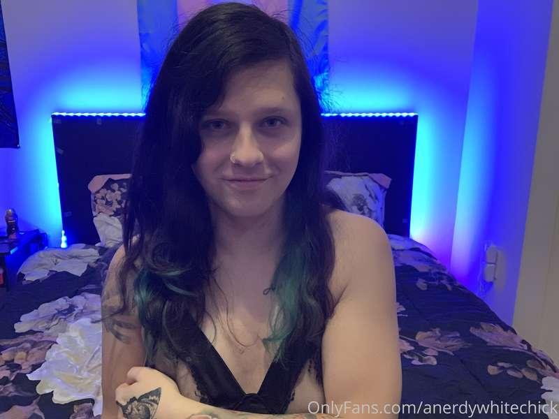 anerdywhitechick image #1
