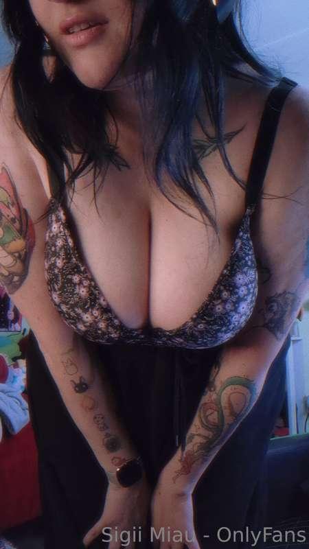 🍈🍈
Vente justo aqui~... o en mi boca...🫦