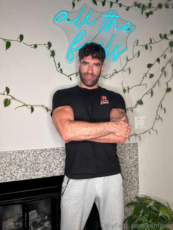 Make daddy proud, dm me now! 🥵🤭