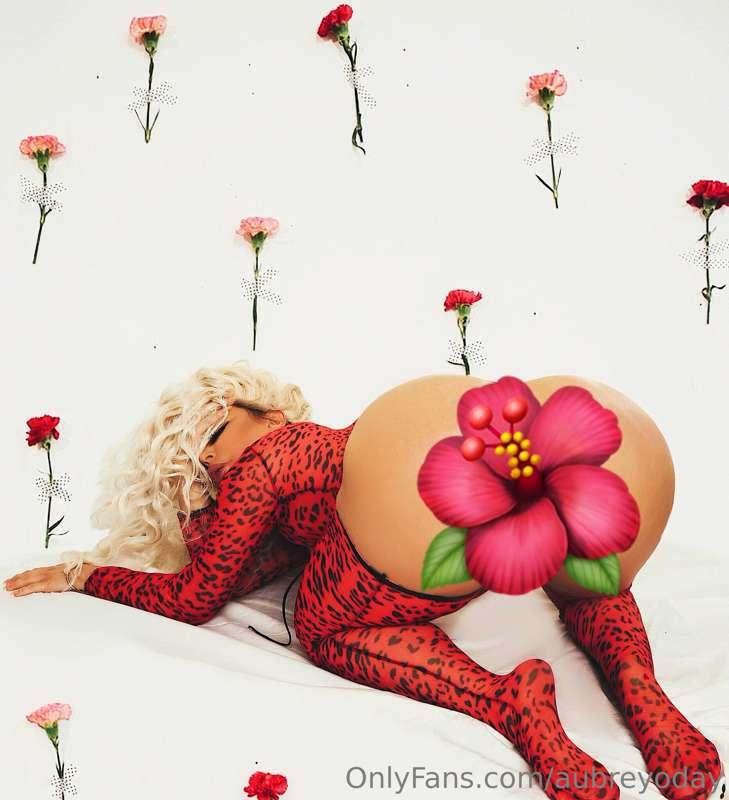 bent over to show you alllll my tight goodies 🍒