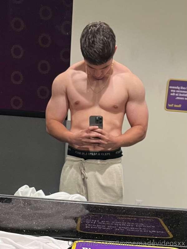 👋🏼 hey everyone, been in the gym and bedroom working hard fo..