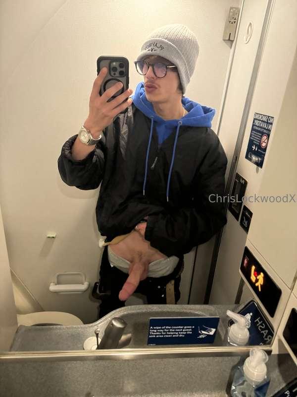 Always make sure I get my dick pic on ANY flight I take 😉✈️
..