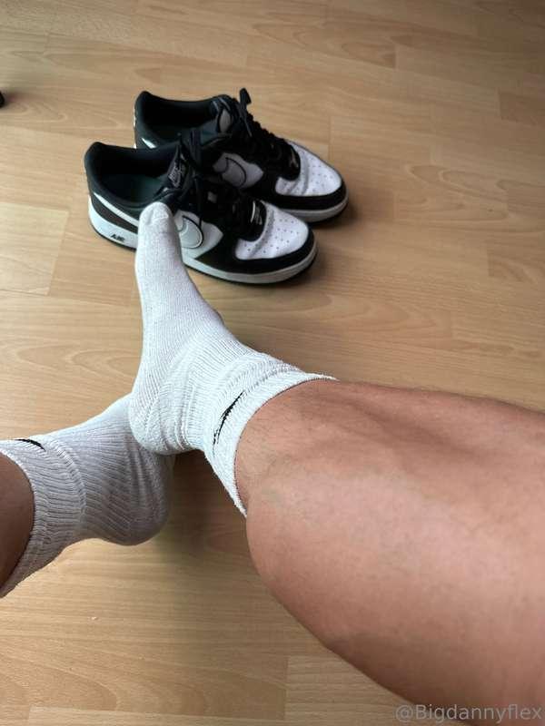 DM “ I love daddy’s feet “ if you want to see more 😈
