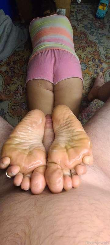 Footjob friday!! @DixiesD #soles #reversefootjob 