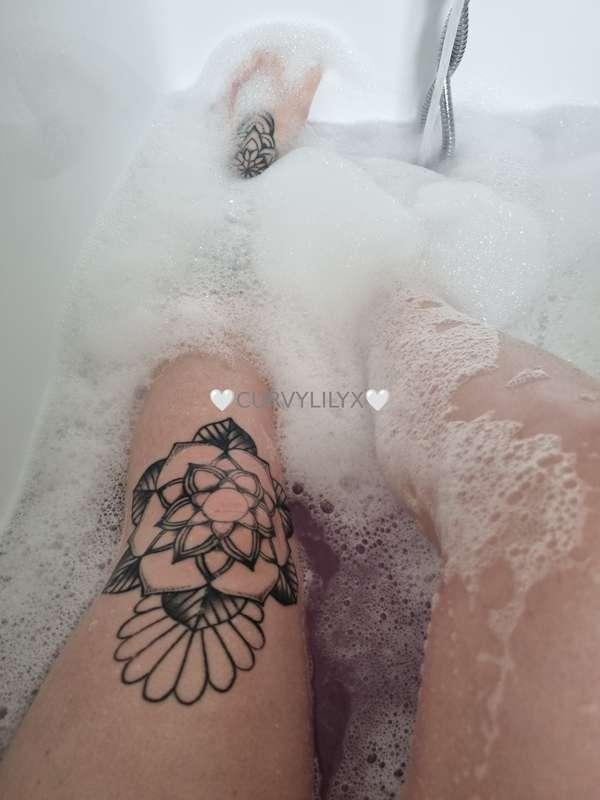 Bath time.. you joining me babe? 🤍